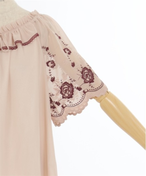 axes femme(アクシーズファム)の「花刺繍2WAYシフォンブラウス(Tシャツ/カットソー・レディース・ブラック/キナリ/ピンク・FREE)」の4枚目の写真