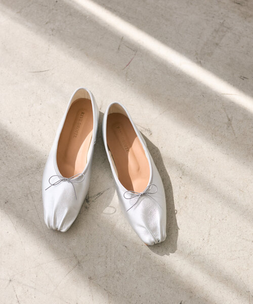 RIVE DROITE（リヴドロワ）の「【やわらかな履き心地】ギャザーバレエ（パンプス・レディース・シルバー/ブラック・36/38/37）」の5枚目の写真