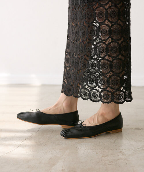 RIVE DROITE（リヴドロワ）の「【やわらかな履き心地】ギャザーバレエ（パンプス・レディース・シルバー/ブラック・36/38/37）」の2枚目の写真