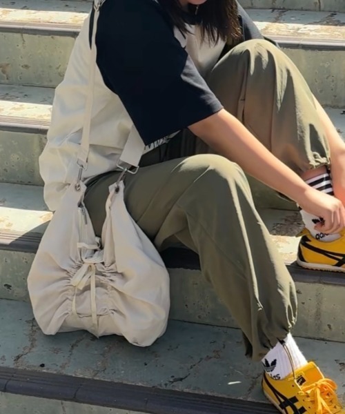 Rename（リネーム）の「Rename リボン バタフライ シャーリング 軽量 ギャザー ショルダーバッグ トートバッグ（ショルダーバッグ・レディース・アイボリー/ブラック/グレー・FREE）」の2枚目の写真