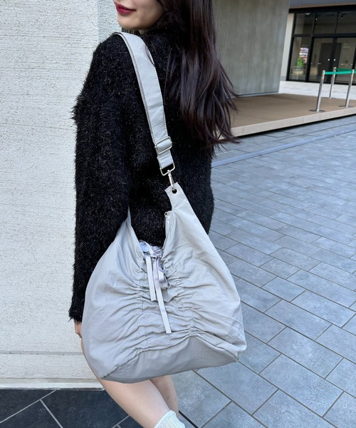 Rename（リネーム）の「Rename リボン バタフライ シャーリング 軽量 ギャザー ショルダーバッグ トートバッグ（ショルダーバッグ・レディース・アイボリー/ブラック/グレー・FREE）」の6枚目の写真