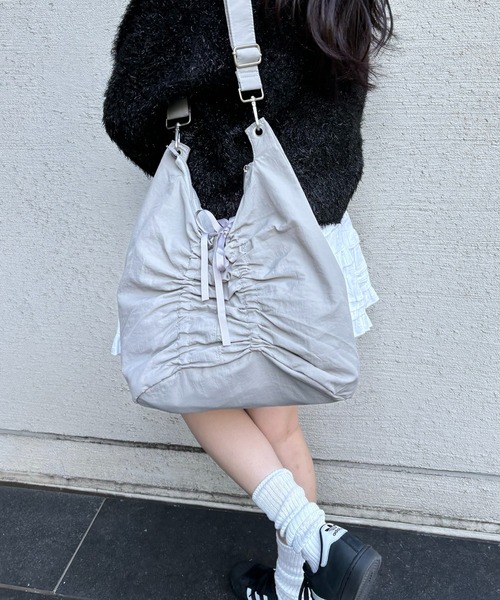 Rename（リネーム）の「Rename リボン バタフライ シャーリング 軽量 ギャザー ショルダーバッグ トートバッグ（ショルダーバッグ・レディース・アイボリー/ブラック/グレー・FREE）」の11枚目の写真