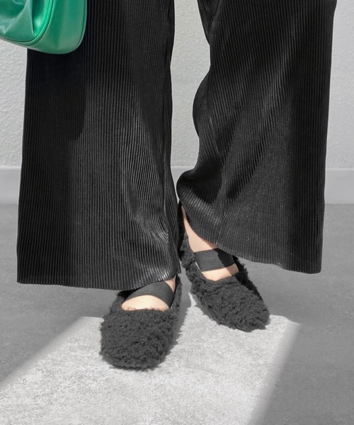 MAMIAN（マミアン）の「スクエアトゥ フェイクファー フラットシューズ（その他シューズ・レディース・ベージュ/ブラック・23.5cm/23.0cm/24.5cm/24.0cm）」の2枚目の写真