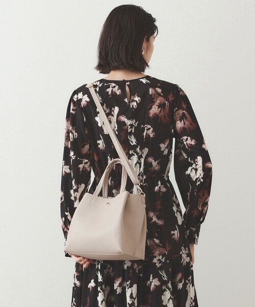 OPAQUE.CLIP（オペークドットクリップ）の「◆【2WAY/通勤対応】3層ミドルトートバッグ（トートバッグ・レディース・チャコールグレー/ブラック/ベージュ/シルバー・00）」の8枚目の写真