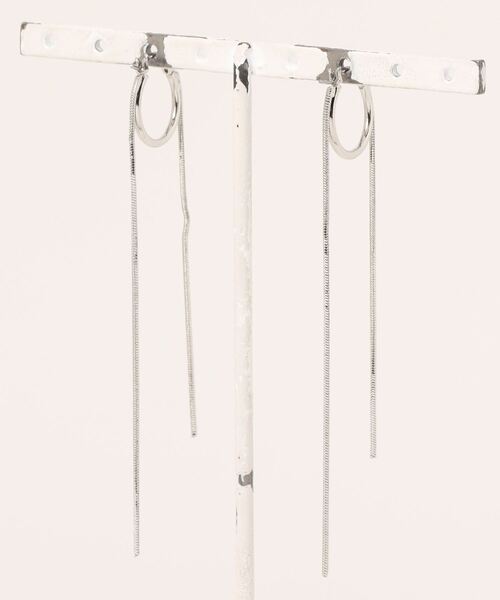 FOREVER 21（フォーエバー トゥエンティーワン）の「ロングチェーンピアス（ピアス（両耳用）・レディース・シルバー/ゴールド・FREE）」の5枚目の写真