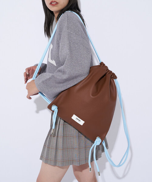 GRAIN（グレイン）の「【GRAIN/グレイン】バイカラーナップサック（バックパック/リュック・レディース・ブラック/シルバー/ブルー/ブラウン/ブロンズ/レッド・FREE）」の3枚目の写真