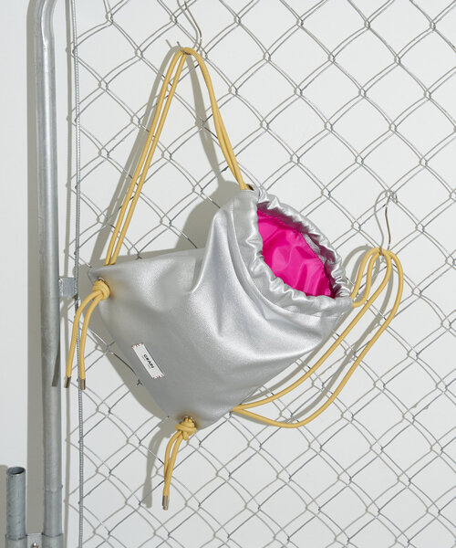 GRAIN（グレイン）の「【GRAIN/グレイン】バイカラーナップサック（バックパック/リュック・レディース・ブラック/シルバー/ブルー/ブラウン/ブロンズ/レッド・FREE）」の5枚目の写真