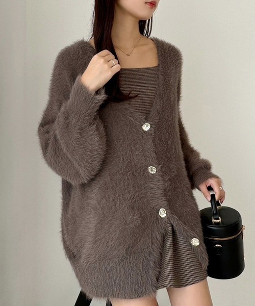 one after another NICE CLAUP（ワンアフターアナザーナイスクラップ）の「ゴールドボタンフェザーロングカーディガン（カーディガン/ボレロ・レディース・アイボリー/ベビーピンク/ブラウン/モカ・FREE）」の2枚目の写真