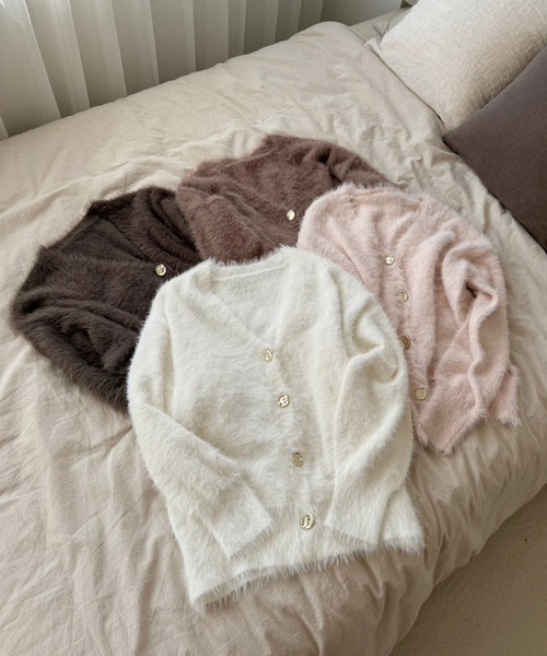one after another NICE CLAUP（ワンアフターアナザーナイスクラップ）の「ゴールドボタンフェザーロングカーディガン（カーディガン/ボレロ・レディース・アイボリー/ベビーピンク/ブラウン/モカ・FREE）」の5枚目の写真