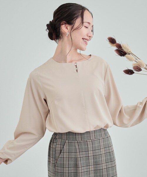 DRESKIP（ドレスキップ）の「◆【通勤/セレモニー】華やかさをプラスする パール調キーネックブラウス（シャツ/ブラウス・レディース・ベージュ/ブラック/オフホワイト・04/03/02）」の3枚目の写真