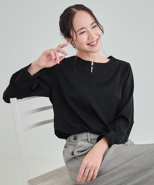 DRESKIP（ドレスキップ）の「◆【通勤/セレモニー】華やかさをプラスする パール調キーネックブラウス（シャツ/ブラウス・レディース・ベージュ/ブラック/オフホワイト・04/03/02）」の2枚目の写真