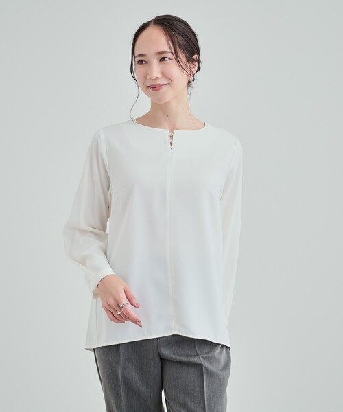 DRESKIP（ドレスキップ）の「◆【通勤/セレモニー】華やかさをプラスする パール調キーネックブラウス（シャツ/ブラウス・レディース・ベージュ/ブラック/オフホワイト・04/03/02）」の4枚目の写真