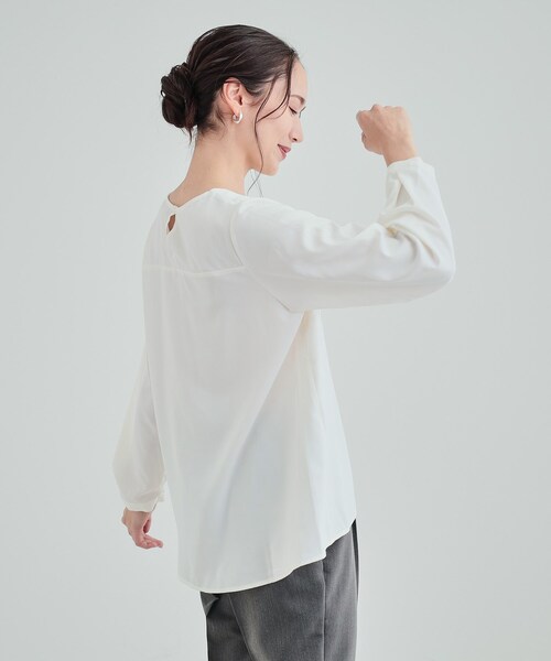DRESKIP（ドレスキップ）の「◆【通勤/セレモニー】華やかさをプラスする パール調キーネックブラウス（シャツ/ブラウス・レディース・ベージュ/ブラック/オフホワイト・04/03/02）」の5枚目の写真