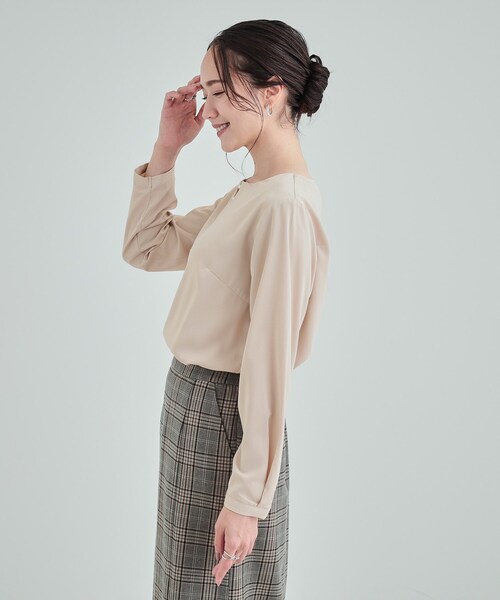 DRESKIP（ドレスキップ）の「◆【通勤/セレモニー】華やかさをプラスする パール調キーネックブラウス（シャツ/ブラウス・レディース・ベージュ/ブラック/オフホワイト・04/03/02）」の12枚目の写真