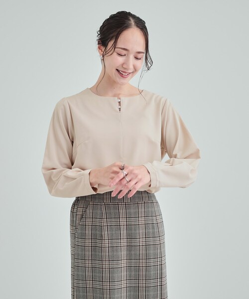 DRESKIP（ドレスキップ）の「◆【通勤/セレモニー】華やかさをプラスする パール調キーネックブラウス（シャツ/ブラウス・レディース・ベージュ/ブラック/オフホワイト・04/03/02）」の13枚目の写真