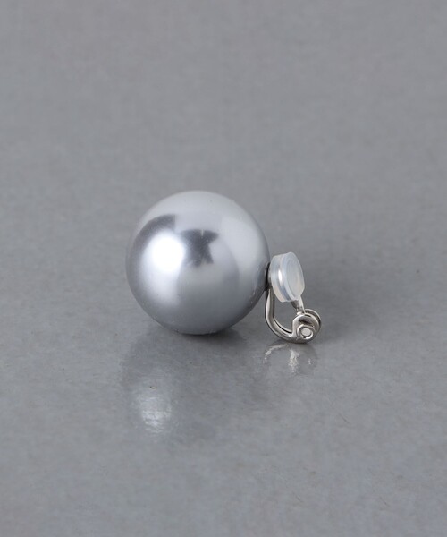 IRIS47（イリスフォーセブン）の「＜IRIS 47＞BUBBLE フェイクパール イヤリング（イヤリング・レディース・ホワイト/ライトグレー・FREE）」の4枚目の写真