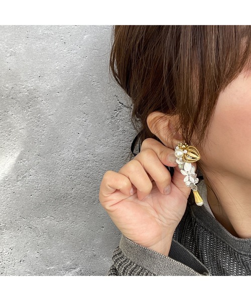 tone(トーン)の「【musk】シルバーフラワー×ホワイトビーズのイヤリング(MA)(イヤリング・レディース・シルバー・FREE)」の2枚目の写真