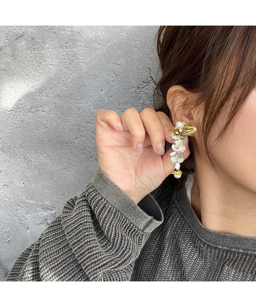 tone(トーン)の「【musk】シルバーフラワー×ホワイトビーズのイヤリング(MA)(イヤリング・レディース・シルバー・FREE)」の3枚目の写真
