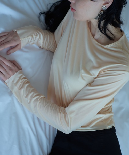 IRIS47（イリスフォーセブン）の「【IRIS 47】velvety long tops/ベルベティ ロング トップス（Tシャツ/カットソー・レディース・ブラック/ナチュラル・FREE）」の2枚目の写真