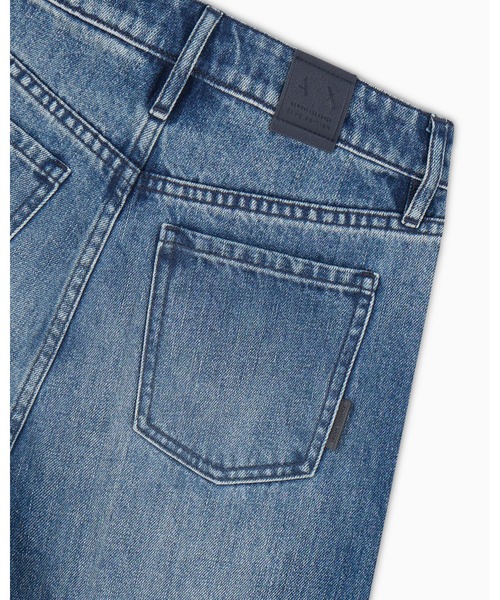 ARMANI EXCHANGE（アルマーニエクスチェンジ）の「【A|X アルマーニ エクスチェンジ】ミッドブルーウォッシュ デニムパンツ_J38 RELAXED（デニムパンツ・レディース・インディゴブルー・24inch/25inch/26inch/27inch/28inch/29inch）」の4枚目の写真