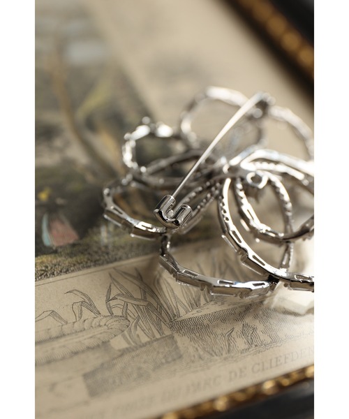 煌めきが弧を描くビジューフラワーブローチ（ブローチ/コサージュ