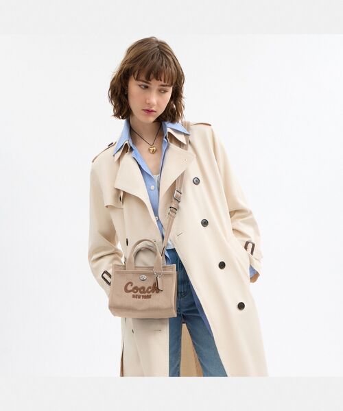 COACH（コーチ）の「カーゴ トート バッグ 20（ショルダーバッグ・レディース・ベージュ系その他・ONE）」の10枚目の写真