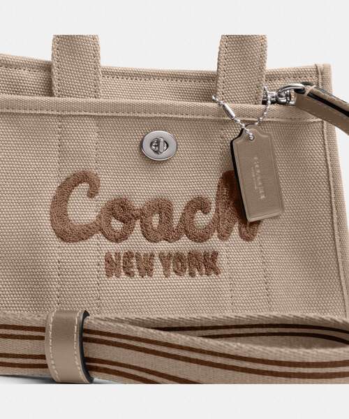 COACH（コーチ）の「カーゴ トート バッグ 20（ショルダーバッグ・レディース・ベージュ系その他・ONE）」の7枚目の写真