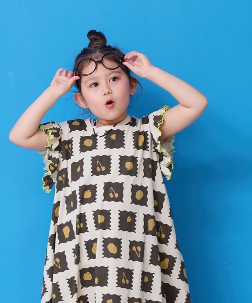 MARKEY'S(マーキーズ)の「総柄フリルショルダーワンピース(ワンピース・キッズ・ブルー/グレー/ライトブルー/ブラック/ピンク/チャコール・80/90/100/110/120/130/140/150)」の3枚目の写真