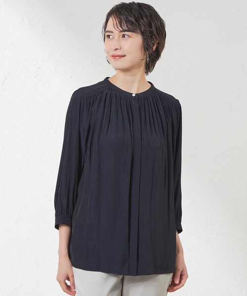 amaca(アマカ)の「割繊デシン ギャザーブラウス(シャツ/ブラウス・レディース・オフホワイト/ダークネイビー/グリーン・38/40)」の3枚目の写真