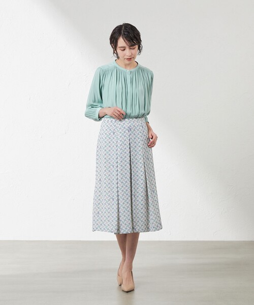 amaca(アマカ)の「割繊デシン ギャザーブラウス(シャツ/ブラウス・レディース・オフホワイト/ダークネイビー/グリーン・38/40)」の6枚目の写真