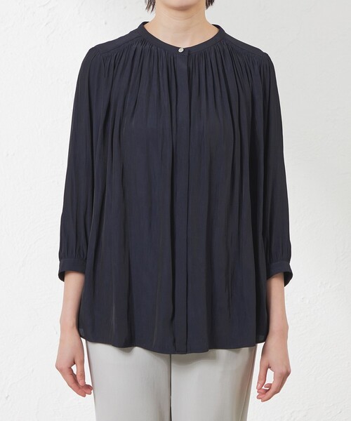 amaca(アマカ)の「割繊デシン ギャザーブラウス(シャツ/ブラウス・レディース・オフホワイト/ダークネイビー/グリーン・38/40)」の7枚目の写真