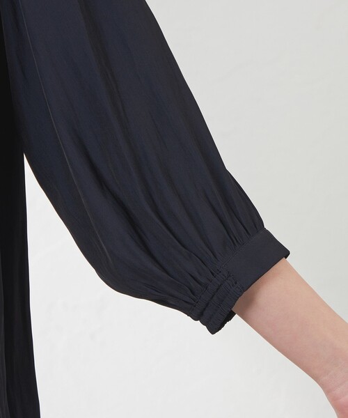 amaca(アマカ)の「割繊デシン ギャザーブラウス(シャツ/ブラウス・レディース・オフホワイト/ダークネイビー/グリーン・38/40)」の10枚目の写真