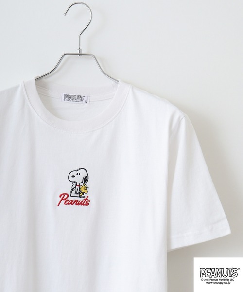 PEANUTS(ピーナッツ)の「PEANUTS 刺繍&プリントTシャツ(Tシャツ/カットソー・メンズ・ホワイト系1/ピンクベージュ/ホワイト系/ブラック/サックスブルー/ネイビー/ブラック系/ライトパープル/ライトカーキ/ホワイト/ライトグリーン/サーモンピンク/ピンク系/ホワイト系4/ベージュ系/ブラック系1/ホワイト系6/グリーン/チャコール/スミクロ/ピンク系1/パープル系/ホワイト系3/ネイビー系/ライトグリーン系/チャコールグレー/ホワイト系5/ベージュ系1/ブラック系2/ホワイト系2/グレイッシュベージュ・M/LL/S/L)」の2枚目の写真