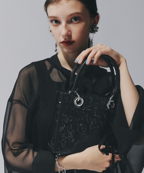 HARE(ハレ)の「Flowerエンボスミニトートバッグ(HARE)(ショルダーバッグ・レディース・ブラック/ブルー/グレー・FREE)」の16枚目の写真