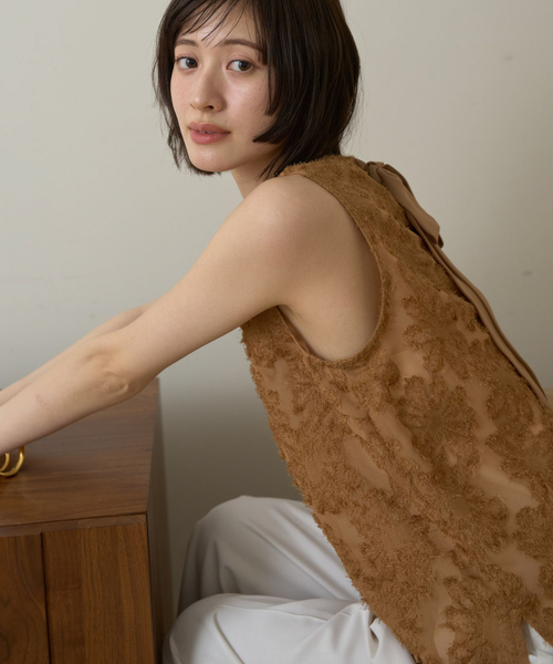 EMMA ROUGE VIF(エマルージュヴィフ)の「【一部店舗限定】フラワーフェザーアメスリブラウス(シャツ/ブラウス・レディース・ブラック/ブラウン/アイボリー・フリー)」の3枚目の写真