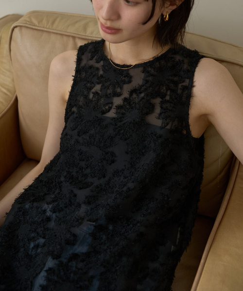 EMMA ROUGE VIF(エマルージュヴィフ)の「【一部店舗限定】フラワーフェザーアメスリブラウス(シャツ/ブラウス・レディース・ブラック/ブラウン/アイボリー・フリー)」の2枚目の写真