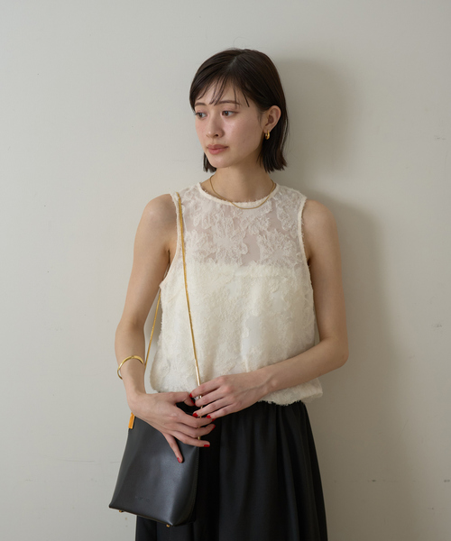 EMMA ROUGE VIF(エマルージュヴィフ)の「【一部店舗限定】フラワーフェザーアメスリブラウス(シャツ/ブラウス・レディース・ブラック/ブラウン/アイボリー・フリー)」の5枚目の写真