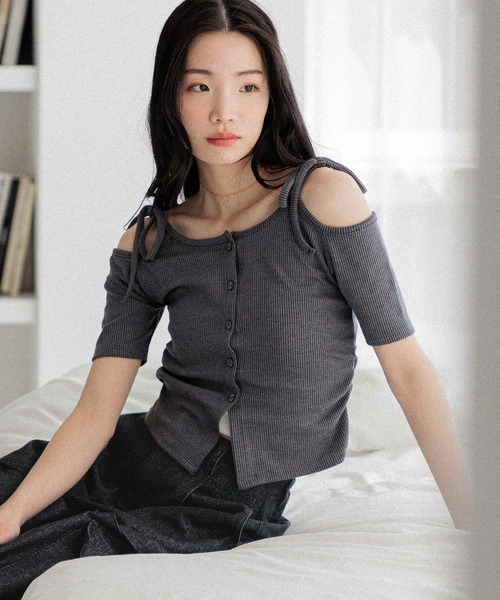 Heather（ヘザー）の「リボンオフショルカットTEE　452631（Tシャツ/カットソー・レディース・ピンクベージュ/グレー/チャコールグレー・FREE）」の2枚目の写真