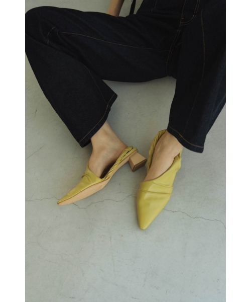 Knuth Marf（クヌースマーフ）の「asymmetry twist heel（パンプス・レディース・イエロー/アイボリー・23/24/25）」の2枚目の写真