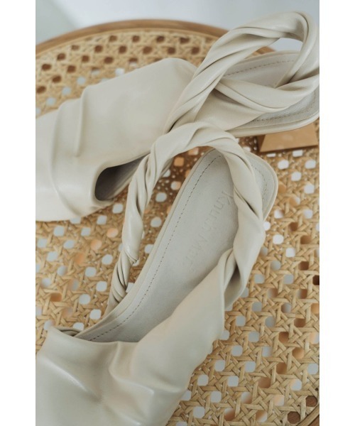 Knuth Marf（クヌースマーフ）の「asymmetry twist heel（パンプス・レディース・イエロー/アイボリー・23/24/25）」の5枚目の写真