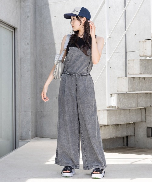 repipi armario(レピピ アルマリオ)の「【接触冷感】COOLデニムサロペット(サロペット/オーバーオール・キッズ・ブラック/ブルー・MEDIUM/SMALL/LARGE)」の5枚目の写真