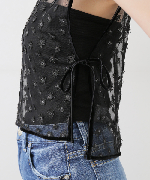 IENA LA BOUCLE（イエナラブークル）の「IENA LA BOUCLE フラワーモチーフチュールベスト（シャツ/ブラウス・レディース・ブラック・FREE）」の6枚目の写真