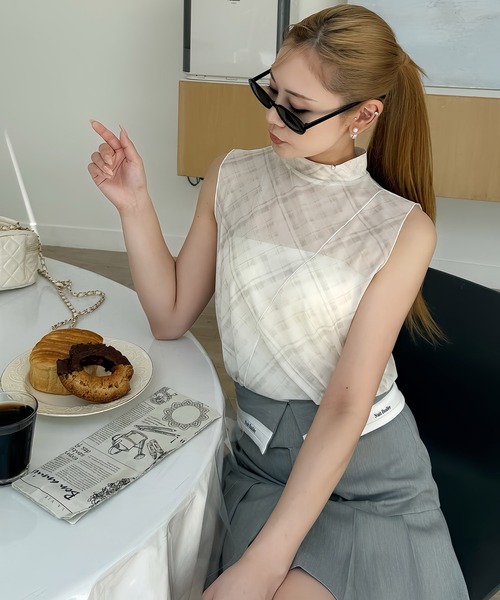 ROYAL PARTY（ロイヤルパーティー）の「チェックチュールノースリ-ブトップス（Tシャツ/カットソー・レディース・キャメル/オフホワイト/グレー・FREE）」の2枚目の写真