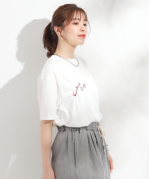 Cutie Blonde(キューティーブロンド)の「【ひんやり】大人のカジュアルスタイルに レタリング刺繍Tシャツ(Tシャツ/カットソー・レディース・ホワイト/ブラック・00)」の4枚目の写真