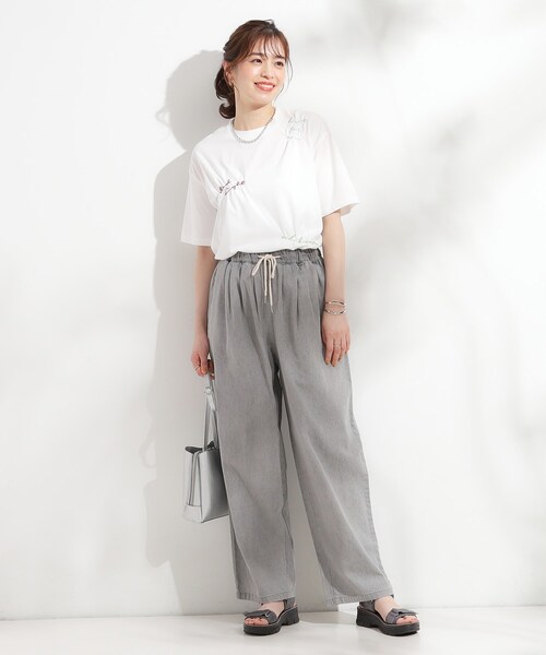 Cutie Blonde(キューティーブロンド)の「【ひんやり】大人のカジュアルスタイルに レタリング刺繍Tシャツ(Tシャツ/カットソー・レディース・ホワイト/ブラック・00)」の5枚目の写真