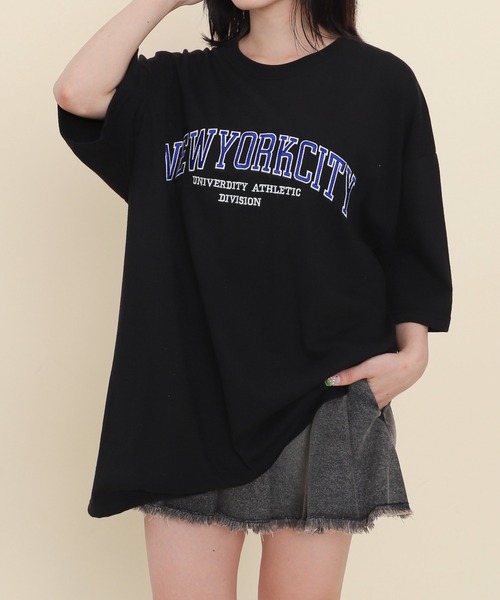 WOND(ウォンド)の「WOND/カレッジ刺繍ビッグT(Tシャツ/カットソー・レディース・ブラック/ホワイト・FREE)」の1枚目の写真