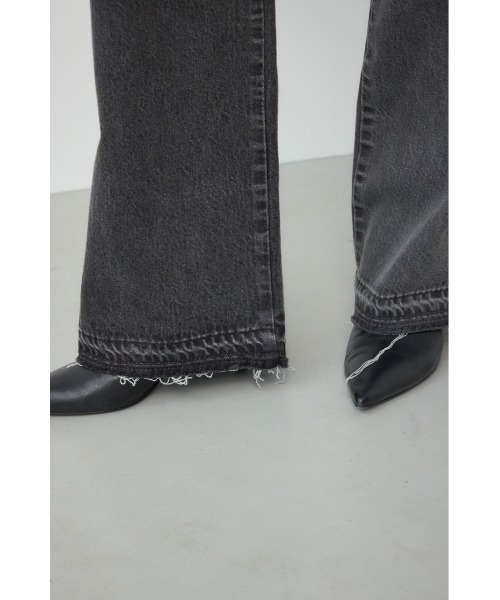 PLUS(プラス)の「【身長/骨格別着用画像あり】【PLUS】スウィッチングバイカラーデニム ウエストカッティング 肌見せ 夏服 春服 秋服 デザインデニム(デニムパンツ・レディース・ライトブラック・MEDIUM/SMALL)」の16枚目の写真