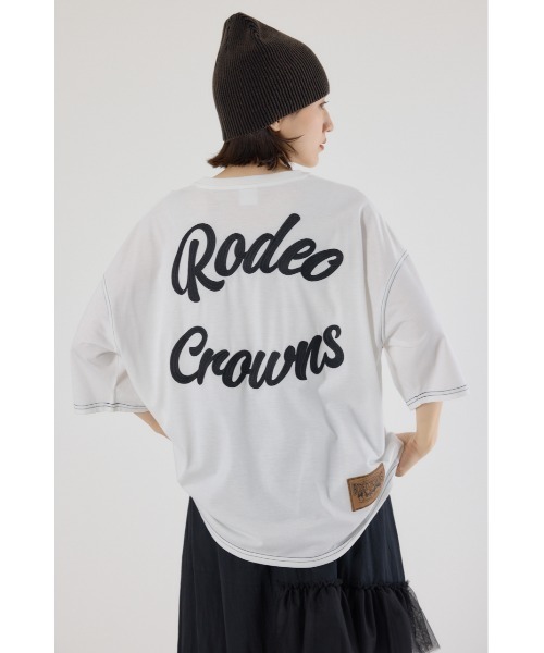 RODEO CROWNS WIDE BOWL(ロデオクラウンズワイドボウル)の「カラーステッチVネック5分袖Tシャツ(Tシャツ/カットソー・レディース・オフホワイト/ダークグリーン/ブラック/スモークピンク・FREE)」の2枚目の写真