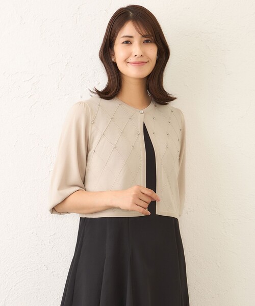 TO BE CHIC(トゥー ビー シック)の「ダイヤビジューボレロ(カーディガン/ボレロ・レディース・ベージュ/ホワイト/ブラック・M)」の3枚目の写真
