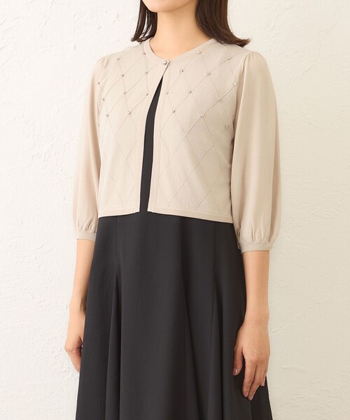 TO BE CHIC(トゥー ビー シック)の「ダイヤビジューボレロ(カーディガン/ボレロ・レディース・ベージュ/ホワイト/ブラック・M)」の9枚目の写真